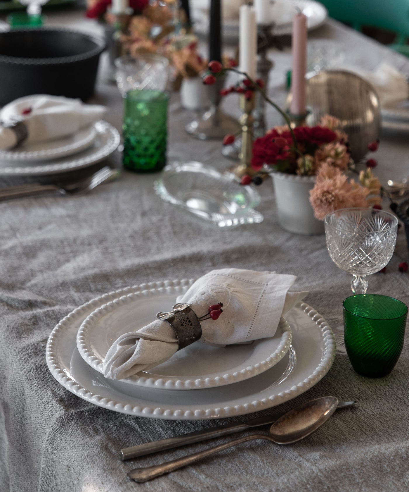 Use white tableware to create a minimalistic look – full of freshness and luxury
